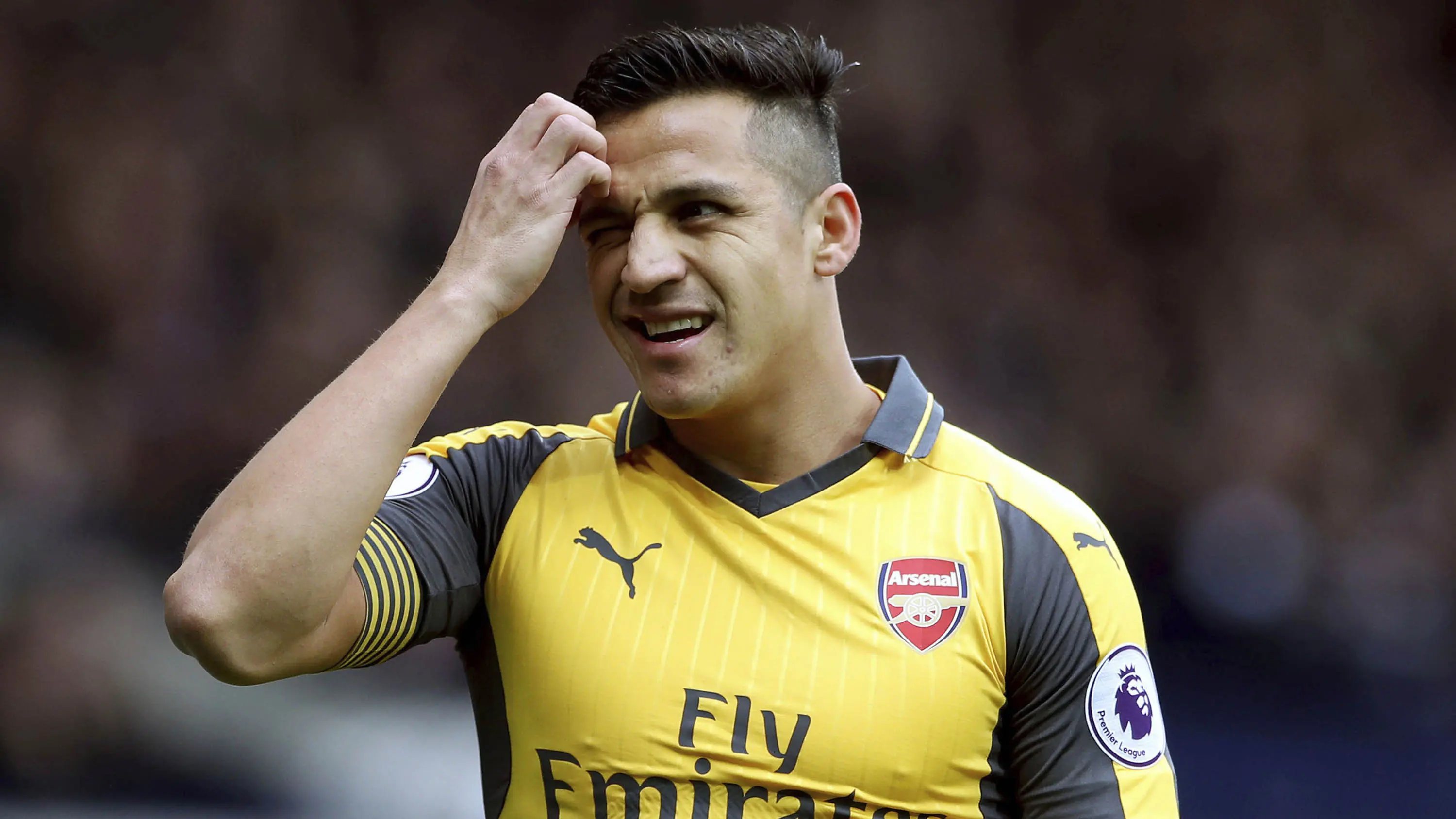 Alexis Sanchez kerap membantu rekan mencetak gol. (AP/Nick Potts)