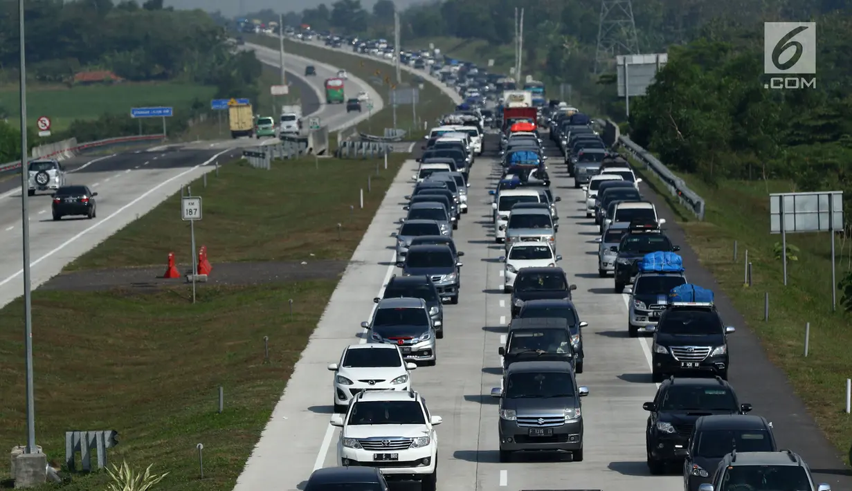 Kendaraan terjebak kemacetan di ruas jalan tol Palimanan, Cirebon, Jawa Barat, Rabu (21/6). Memasuki H-4 lebaran, volume kendaraan pemudik terus mengalami peningkatan. (Liputan6.com/Gempur M Surya)