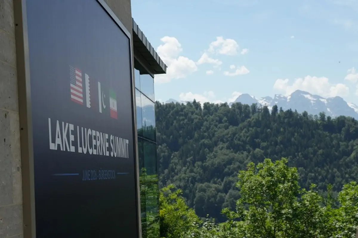 Papan penunjuk KTT Danau Lucerne terlihat di kawasan Burgenstock, Swiss, Minggu (21/6/2026). KTT tersebut menjadi lokasi pertemuan tingkat tinggi atas upaya mengakhiri perang Iran.
