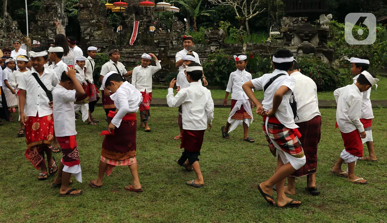 Anak-anak bersiap mengikuti perlombaan usai mengikuti upacara peringatan detik-detik Proklamasi di halaman Tugu Pahlawan Banjar Penglipuran, Kabupaten Bangli, Bali, Kamis (17/8/2023). (Liputan6.com/Helmi Fithriansyah)