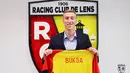 Adam Buksa. Striker berusia 26 tahun ini baru saja bergabung dengan RC Lens di bursa transfer musim panas 2022/2023 usai meninggalkan klub MLS New England Revolution dengan nilai transfer 6 juta euro. Selama 2,5 musim bersama New England Revolution, ia total tampil dalam 73 laga dengan torehan 35 gol dan 7 assist. Sementara bersama Timnas Polandia ia telah mengoleksi 9 caps dengan torehan 5 gol sejak melakukan debut pada 2 September 2021. (rclens.fr)