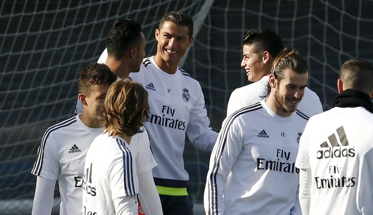 Penyerang Real Madrid berbincang dengan rekan - rekannya  saat sesi latihan jelang El Clasico melawan Barcelona, di Valdebeba, Spanyol, Jumat (20/11/2015). Pertandingan akan digelar pada 22 November mendatanng di Santiago Bernabeu. (REUTERS/Paul Hanna)