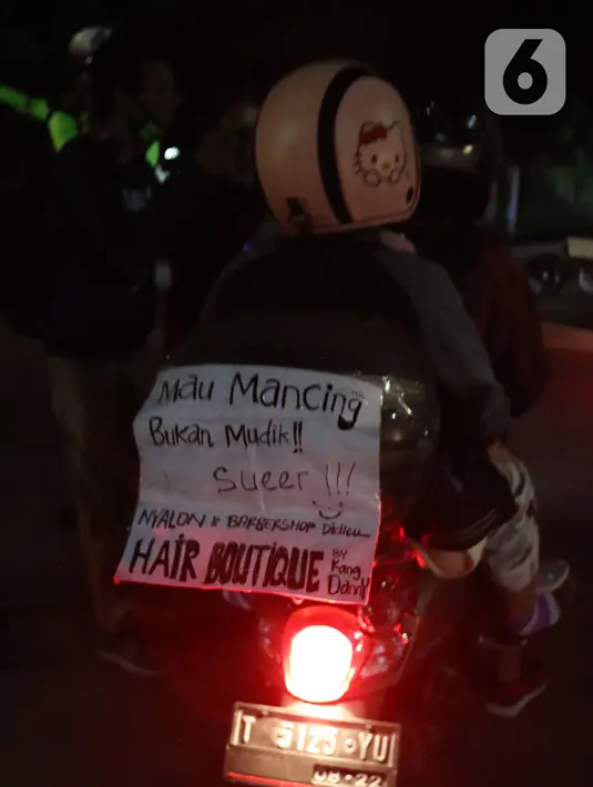 Pemudik motor melintasi di posko penyekatan mudik di Kedungwaringin, Kabupaten Bekasi, Jawa Barat, Minggu (9/5/2021). H-3 jelang Idul Fitri, petugas gabungan TNI, Polri, Dishub, dan Satpol PP memperketat penjagaan pemudik di perbatasan Kabupaten Bekasi-Karawang. (Liputan6.com/Herman Zakharia)