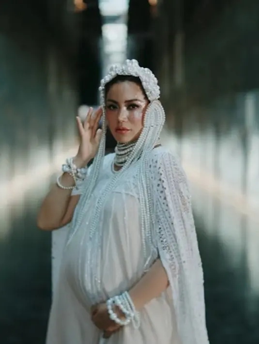 Jessica Iskandar terlihat stunning dengan taburan mutiara bertumpuk pada headpiece, kalung, dan gelang [@momentsbygin]