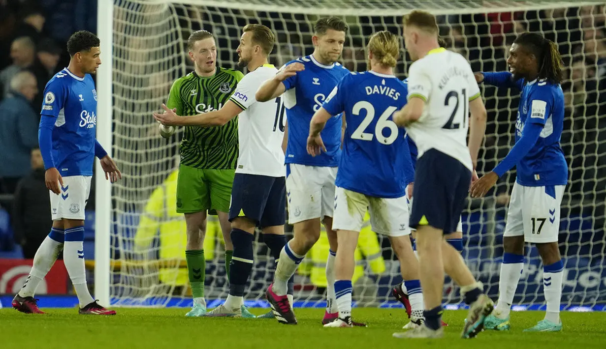 <p>Pertandingan pun berakhir dengan skor 1-1. Hasil ini membuat Tottenham Hotspur naik ke posisi empat klasemen Liga Inggris dengan 50 poin, menggeser Manchester United, tapi dengan dua laga lebih banyak. Sedangkan Everton naik ke peringkat 15 dengan 27 poin. (AP Photo/Jon Super)</p>