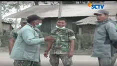 Abu vulkanik Gunung Sinabung merusak komoditas pertanian seperti terong, tomat, cabai, dan wortel. 