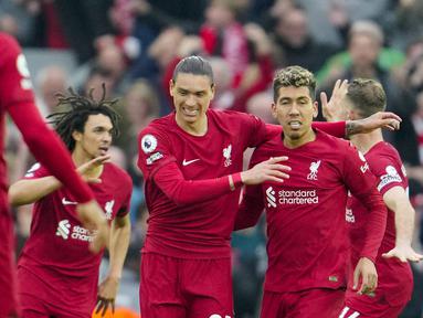 Partai seru terjadi pada laga pamungkas pekan ke-30 Liga Inggris 2022/2023, Minggu (10/4/2023) malam WIB saat tuan rumah Liverpool berhasil menahan imbang 2-2 pimpinan klasemen sementara Arsenal. Sempat tertinggal dua gol lewat aksi Gabriel Martinelli (8') dan Gabriel Jesus (28'), tuan rumah mampu memangkas jarak lewat gol Mohamed Salah pada menit ke-42. Mohamed Salah membuang peluang mencetak brace saat eksekusi penaltinya di awal babak kedua melebar dari sasaran. Roberto Firmino akhirnya menjadi biang kegagalan Arsenal meraup tiga poin lewat gol sundulannya pada menit ke-87. (AP Photo/Jon Super)