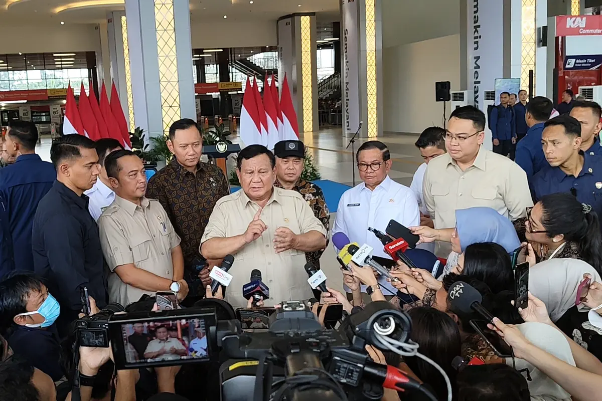 Presiden Prabowo Subianto usai meresmikan Stasiun Tanah Abang Baru, Jakarta Pusat.