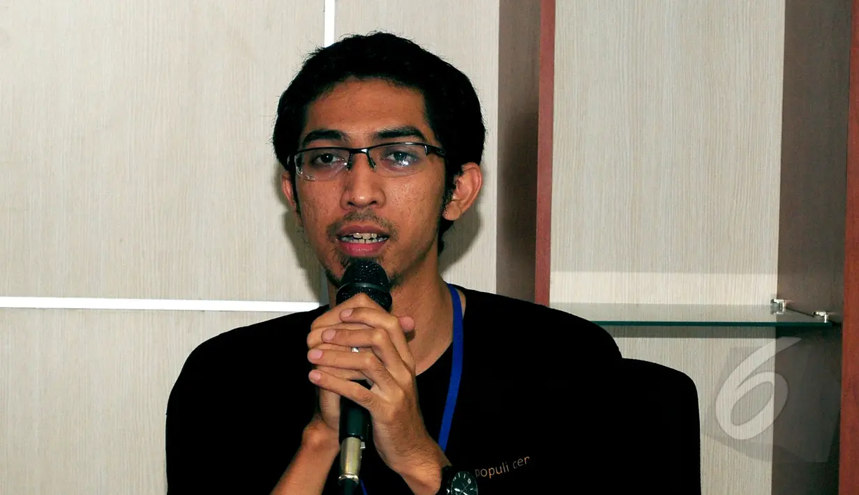 Dimas, salah satu peneliti Populi Center saat memberikan keterangan hasil temuan mereka terkait dana siluman, Jakarta, Rabu (19/3/2015). Hasil survei 42,6 persen publik percaya kepada Ahok dalam menanggapi isu tersebut.(Liputan6.com/Yoppy Renato)