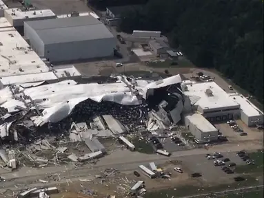 Pabrik Pfizer rusak setelah tornado melewati wilayah tersebut di Rocky Mount, N.C. pada Rabu, 19 Juli 2023. (WTVD via AP)