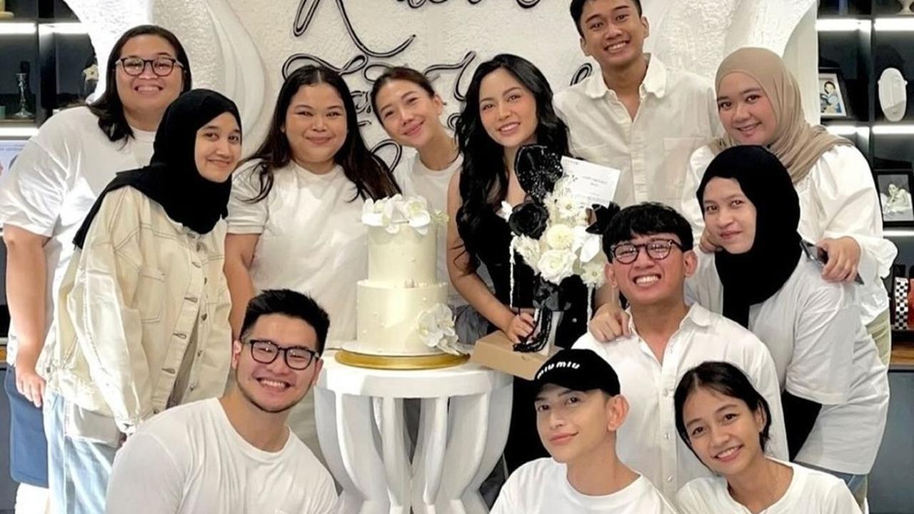 Para sahabat Rachel Vennya yang hadir dalam perayaan ulang tahunnya kompak mengenakan dresscode serba putih, menciptakan suasana yang harmonis dan elegan.<br><br>