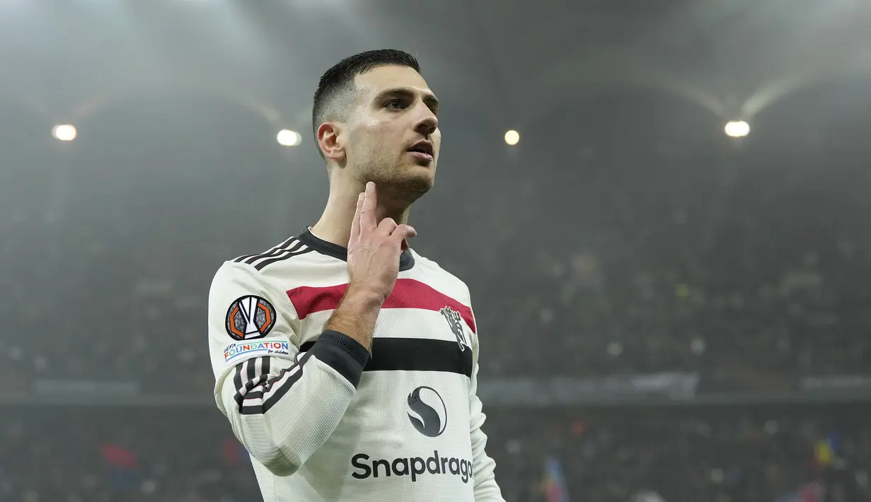 Pemain Manchester United, Diogo Dalot melakukan selebrasi setelah mencetak gol pertama timnya ke gawang FCBS dalam laga lanjutan Liga Europa 2024/2025 di National Arena Stadium, Bucharest, Romania, Jumat (31/01/2025). (AP Photo/Andreea Alexandru)
