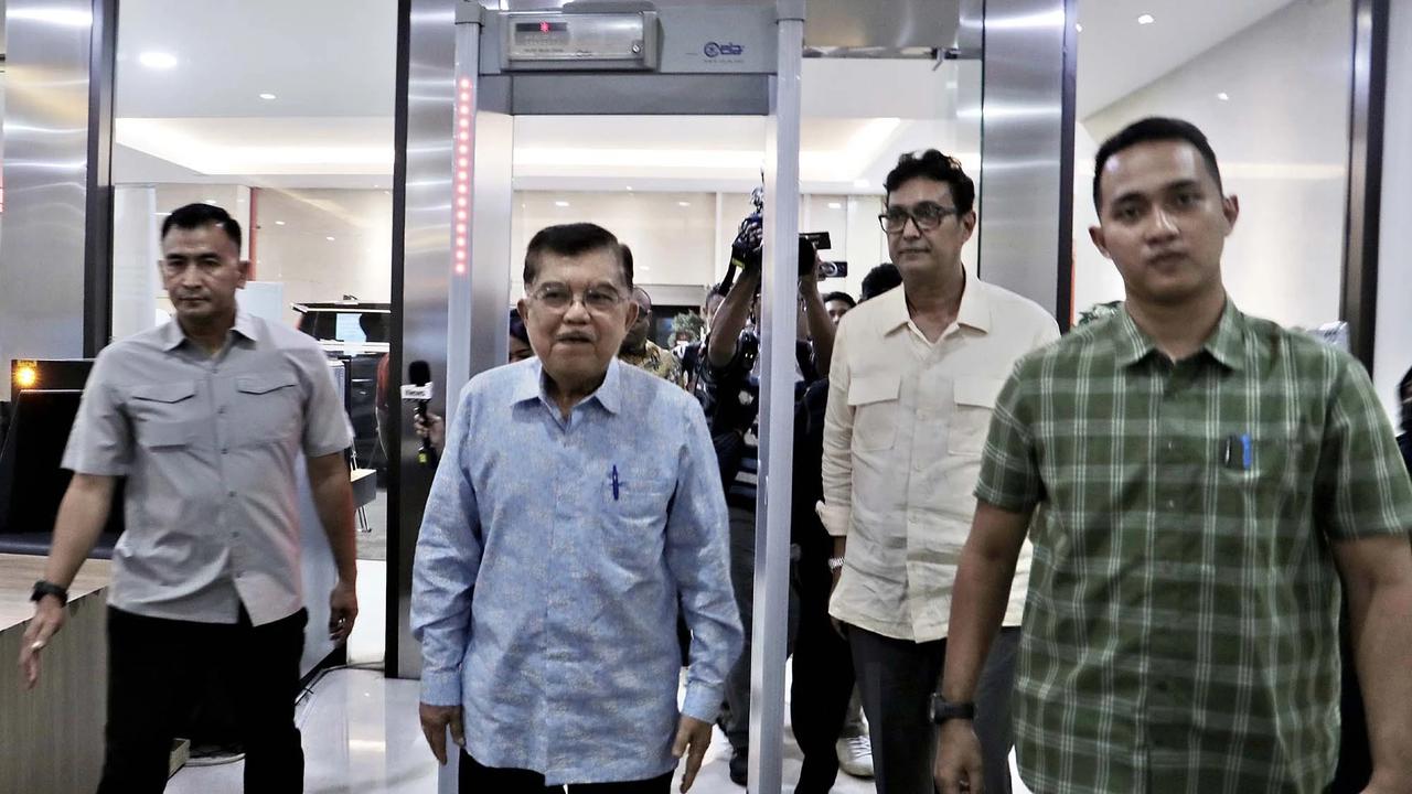 FOTO: Rismon Hasiholan Sianipar Dilaporkan Jusuf Kalla ke Bareskrim