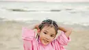 Anak berusia 6 tahun itu tampil ekspresif dengan tatanan rambut cornrows [@claireherbowo]