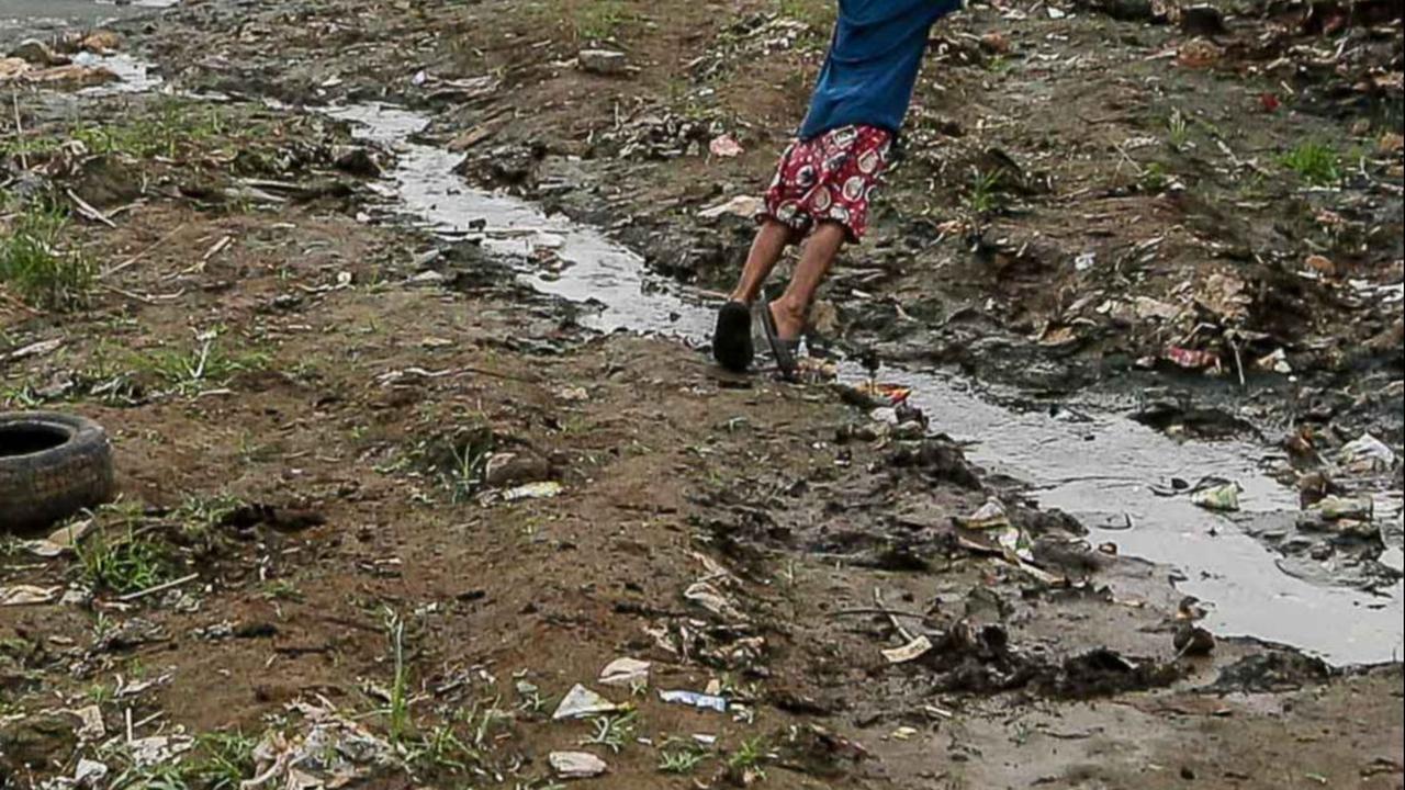 FOTO: Fenomena El Nino Bikin Sungai Ciliwung Nyaris Kering, Kondisinya Banyak Sampah