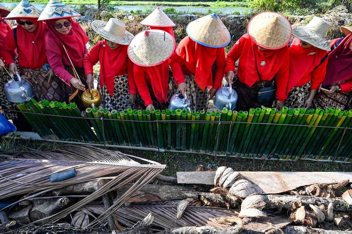 FOTO: Ribuan Warga Abdya Pecahkan Rekor Memasak Lemang Terbanyak