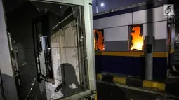 Gardu Tol Pejompongan 1 dibakar massa saat demonstrasi mahasiswa di depan Gedung DPR/MPR, Jakarta, Selasa (24/9/2019). PT Jasa Marga menutup jalan Tol Dalam Kota Cawang-Tomang guna menjaga keselamatan dan keamanan pengguna jalan. (Liputan6.com/Faisal Fanani)