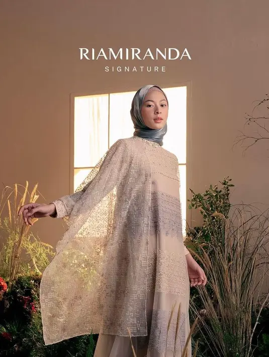 <p>Inspirasi busana lebaran keluarga dari koleksi Ria Miranda ini bisa dipertimbangkan. Detail pleats dan printed pada gamis bisa mempercantik tampilan. (Instagram/inforiamiranda).</p>