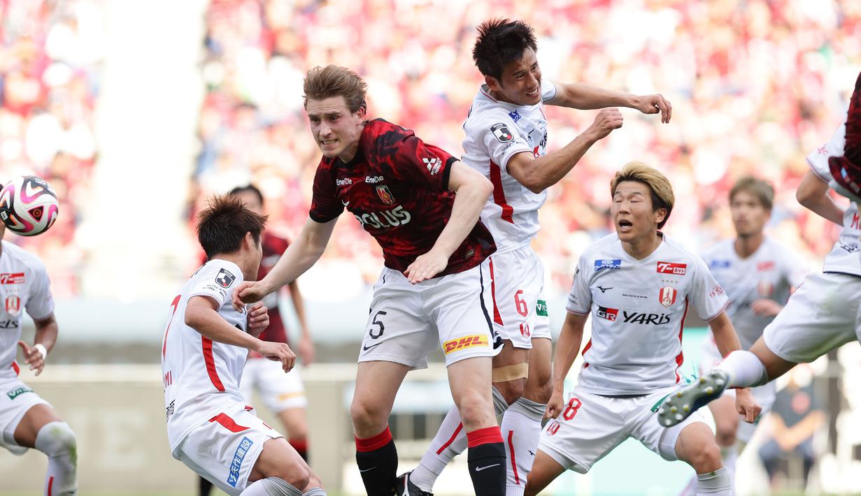 Di laga lain, tuan rumah Urawa Red Diamonds yang kini menghuni posisi ke-11, mampu memetik kemenangan tipis 2-1 atas tim papan atas, Nagoya Grampus, Minggu (28/4/2024). (J.LEAGUE)