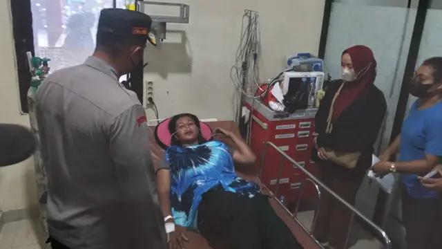 Polwan kena lemparan batu saat unjuk rasa di Jayapura.