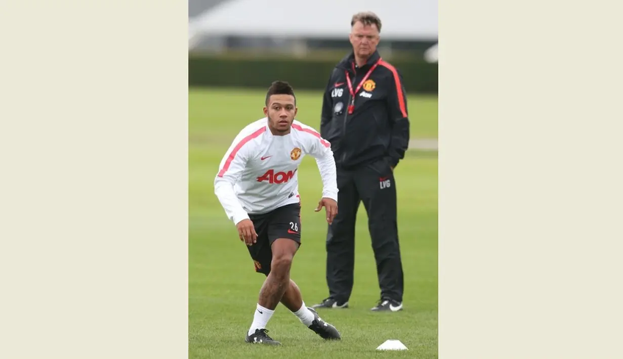 Memphis Depay yang baru direkrut Manchester United dari PSV Eindhoven menjalani latihan perdana bersama anggota tim MU di bawah pengawasan langsung sang pelatih, Louis van Gaal.. (www.manutd.com)