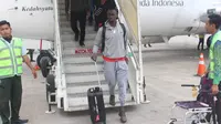Gelandang Arema FC, Makan Konate turun dari pesawat di Bandara APT Pranoto Samarinda, Senin (20/5/2019). (Bola.com/Iwan Setiawan)