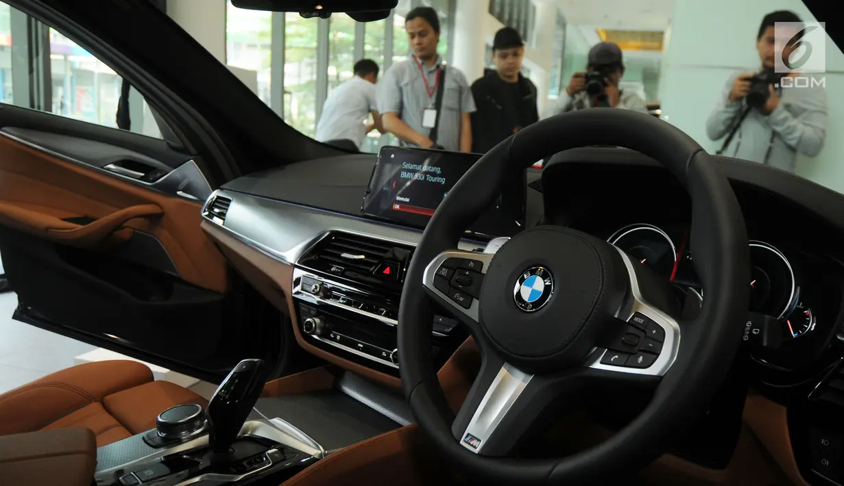 Interior dan panel dalam mobil BMW Seri 6 Gran Turismo (GT) di Jakarta, Selasa (24/7). BMW Seri 6 Gran Turismo (GT) dan Seri 5 Touring memiliki desain mewah dan cocok untuk keluarga. (Merdeka.com/Dwi Narwoko)