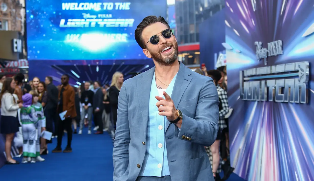 Chris Evans berpose untuk fotografer setibanya untuk pemutaran perdana film 'Lightyear' di London, Inggris, 13 Juni 2022. (Photo by Joel C Ryan/Invision/AP)