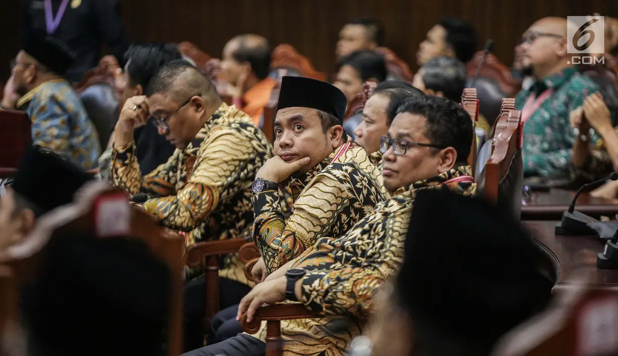 Ekspresi peserta saat mengikuti sidang putusan sengketa Pilpres 2019 di Gedung Mahkamah Konstitusi (MK), Jakarta, Kamis (27/6/2019). MK akan membacakan putusan sengketa Pilpres 2019 yang dimohonkan kubu Prabowo-Sandiaga. (Liputan6.com/Faizal Fanani)