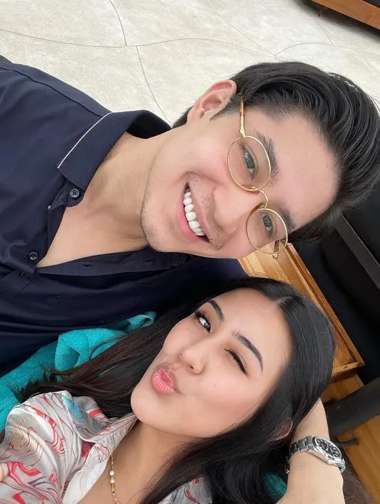 <p>Tak sedikit yang menuding Teuku Rassya tengah berpacaran dengan perempuan berumur. (FOTO: instagram.com/cleanthaislan/)</p>