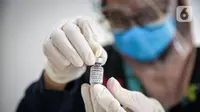 Vaksinator menunjukkan vaksin COVID-19 dari Pfizer di Puskesmas Lebak Bulus, Jakarta, Senin (23/8/2021). Pemerintah memprioritaskan distribusi vaksin COVID-19 Pfizer dengan merek Comirnaty di Jabodetabek. (Liputan6.com/Faizal Fanani)