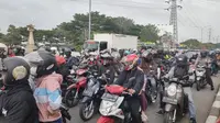 Ratusan pemudik mulai memadati jalur Pantura Cirebon. Foto (Liputan6.com / Panji Prayitno)