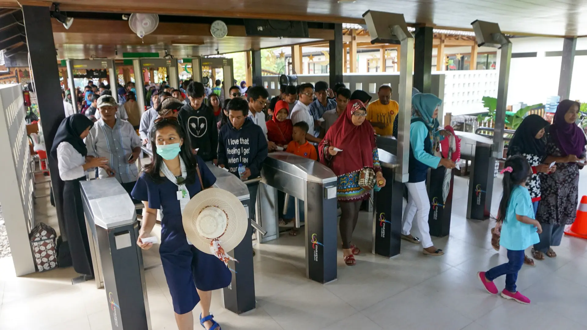 Pengunjung Candi Borobudur antre di loket pembelian tiket masuk. (foto : Liputan6.com / Fajar Abrori)