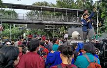 Demo Indonesia Gelap Dihalangi Beton, Mahasiswa: Kami Bawa Aspirasi Kalian juga Pak Polisi