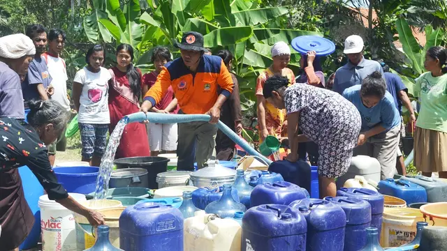 Pengiriman bantuan air bersih pada kemarau 2015 di Patimuan, Cilacap. (Foto: Liputan6.com/Muhamad Ridlo)