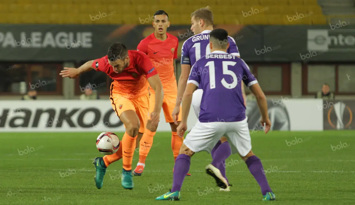 Pemain AS Roma, Kevin Strootman, berusaha melewati hadangan pemain FK Austria Wien. (Bola.com/Reza Khomaini)