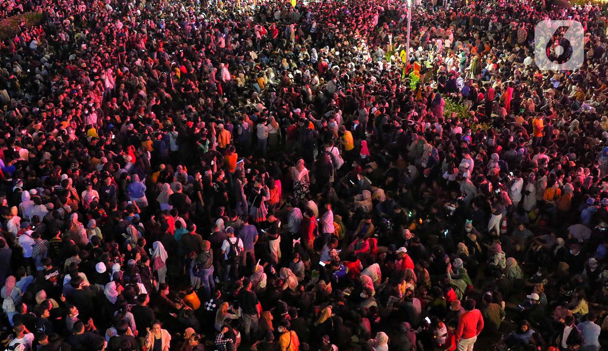 Ribuan pengunjung padati kawasan Bundaran HI, Jakarta, untuk merayakan pergantian tahun 2023, Sabtu (31/12/2022). Ribuan pengunjung memadati kawasan Bundaran HI yang menjadi pusat acara pesta kembang api di car free night Jalan Sudirman-Thamrin. (Liputan6.com/Angga Yuniar)