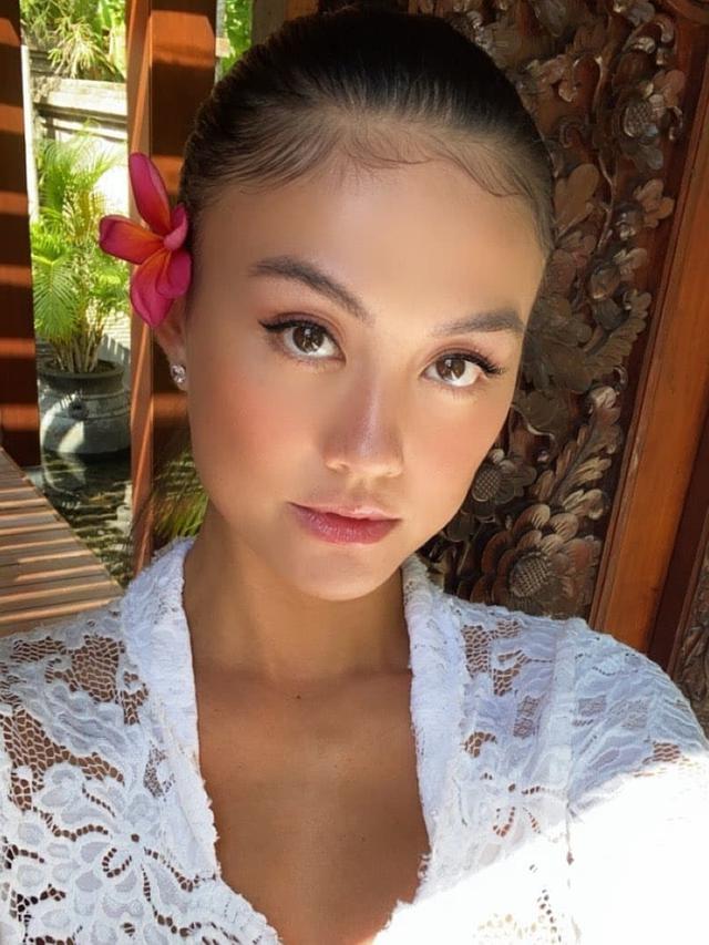 Potret Agnez Mo Pakai Kebaya Tradisional Bali (sumber: instagram/agnezmo)