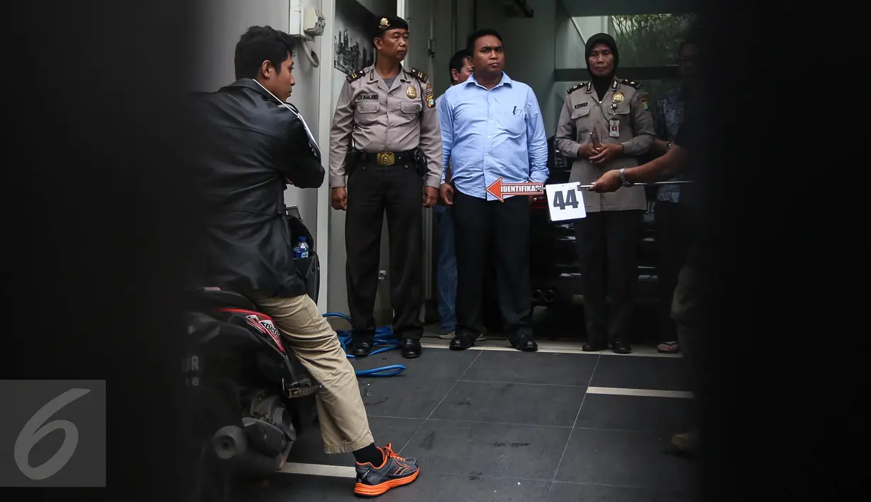 Polisi melakukan gelar prarekonstruksi kasus perampokan dan pembunuhan di perumahan Pulomas, Jakarta Timur, Jumat (6/1). Prarekonstruksi ini menghadirkan satu orang tersangka yaitu Ridwan Sitorus alias Ius Pane. (Liputan6.com/Faizal Fanani)