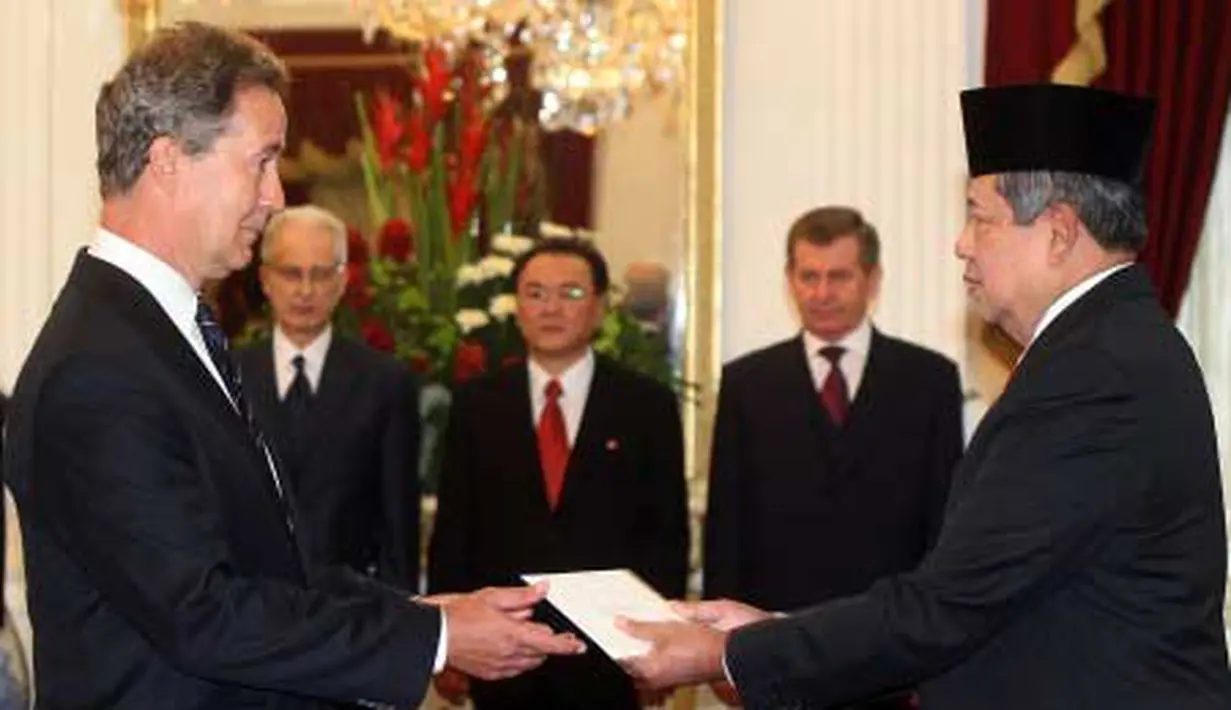 Presiden SBY (kanan) menerima surat kepercayaan dari Dubes Luar Biasa dan Berkuasa Penuh (LBBP) Kerajaan Inggris Raya Mark Canning di Istana Merdeka, Jakarta. (Antara)