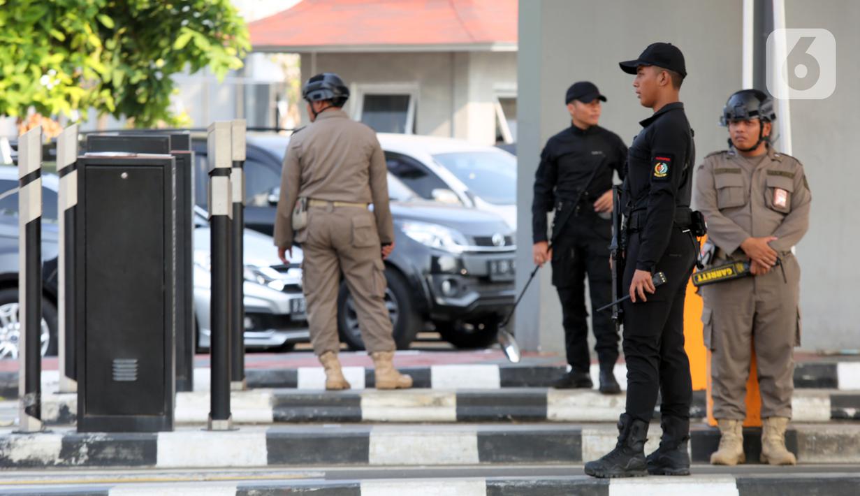 Beberapa akses atau pintu masuk menuju Kompleks Parlemen juga diperketat dengan adanya metal detector. (Liputan6.com/Johan Tallo)