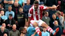 Striker Stoke City Jonathan Walters (atas) duel udara dengan bek Manchester City Aleksandar Kolarov (bawah) pada pertandingan sepak bola Liga Inggris antara Stoke City vs Manchester City di Stadion Britannia. (14/09/13). (AFP/Lindsey Parnaby)