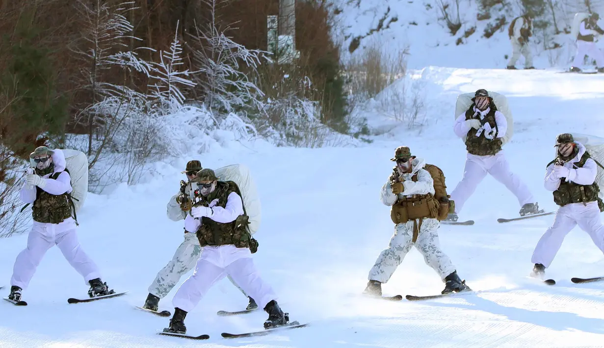 Marinir Korsel dan AS bermain ski menuruni bukit selama latihan musim dingin bersama di Pyeongchang, sekitar 180 kilometer timur Seoul, (19/12). Latihan ini dimulai pada tanggal 4 Desember dan berlangsung sampai 22 Desember. (AFP Photo/Yonhap)