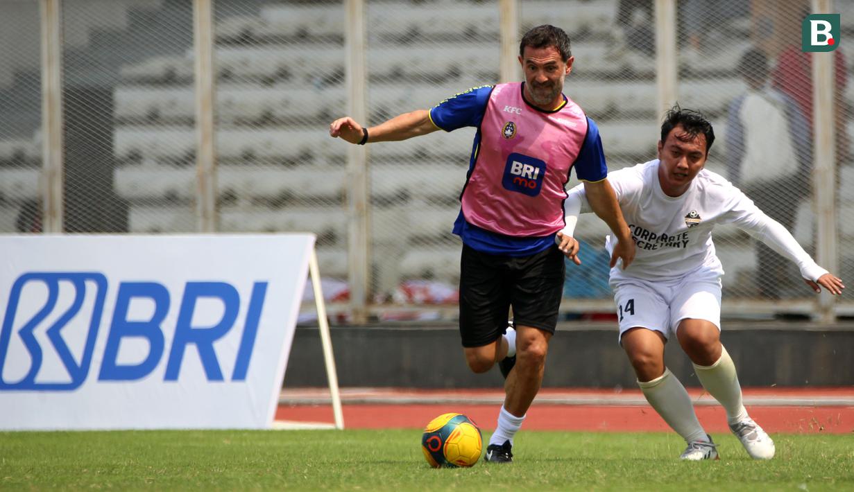 <p>Legenda sepak bola Yunani, Giorgos Karagounis bermain pada acara puncak BRImo Future Garuda yang bertajuk FOURFEO Mini Tournament di Stadion Madya, Jakarta, Kamis (01/06/2023). (Bola.com/Bagaskara Lazuardi)</p>