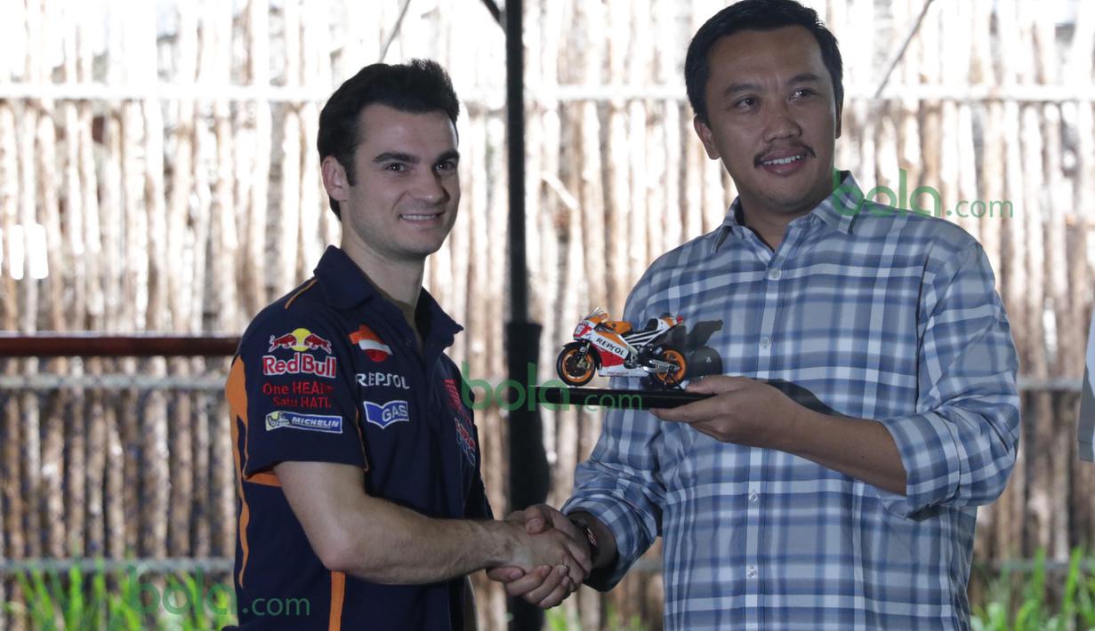 Dani Pedrosa memberikan cinderamata berupa replika motor balap kepada  Menpora, Imam Nahrowi di Lapangan Futsal Kuningan Village, Jakarta, Sabtu (13/2/2016). (Bola.com/Nicklas Hanoatubun)
