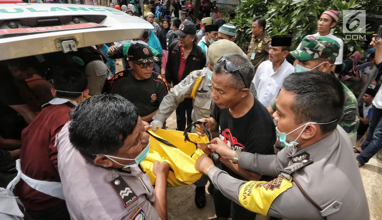 Jenazah korban kecelakaan Tanjakan Emen di Kabupaten Subang tiba untuk dimandikan di Instalasi Pemulasaraan RSUD Tangsel, Ciputat, Minggu (11/2). Jenazah akan dimandikan, dikafankan, dan disalatkan di RSUD Tangsel. (Liputan6.com/Fery Pradolo)
