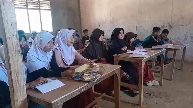 Potret belajar murid SD beralas tanah di Sukabumi. (Liputan6.com/Istimewa).
