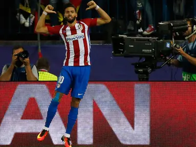 Gelandang Atletico Madrid, Yannick Carrasco melakukan selebrasi usai mencetak gol kegawang Bayern Munchen pada pertandingan Liga Champions Grup D di Madrid, Spanyol, (29/9). Atletico Madrid menang atas Bayern Munchen 1-0. (Reuters/Sergio Perez)