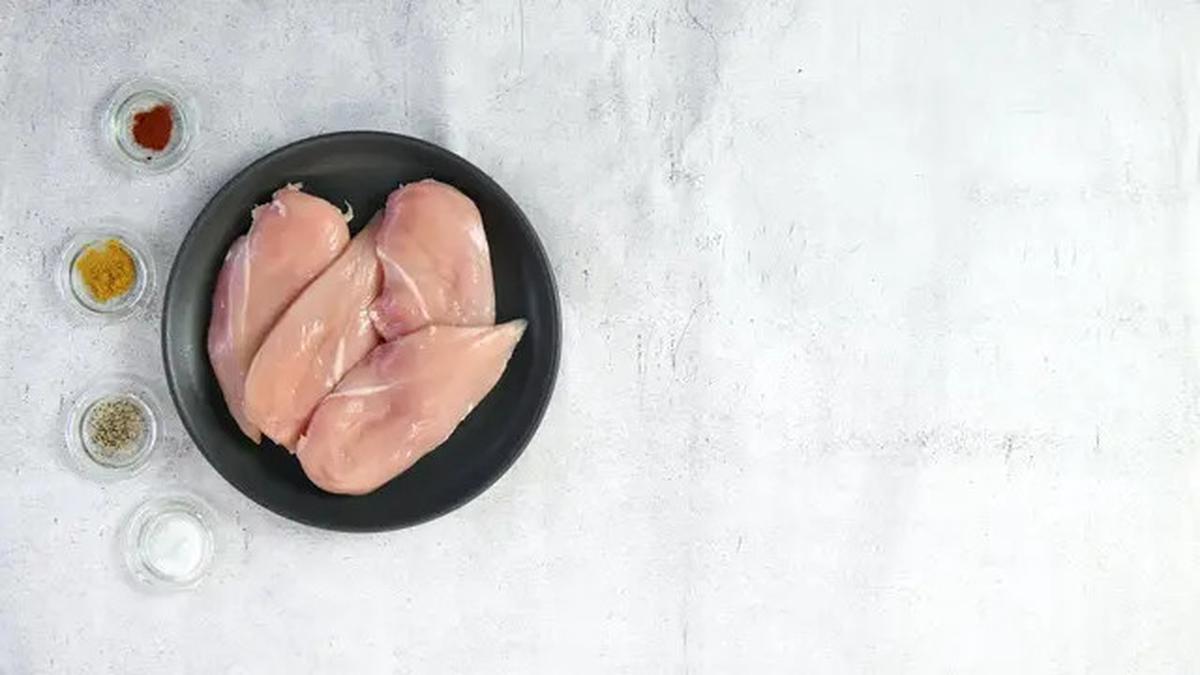 Rahasia Mencairkan Daging Ayam Beku Tanpa Air dan Microwave