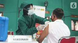 Warga saat vaksinasi di Jebres, Solo, Sabtu (26/06/2021). Mobil klinik Indosat Ooredoo menjemput bola melakukan vaksinasi bagi warga RW 7 Mojosongo dengan jaringan 5G yang dapat mempercepat proses input dan sinkronisasi data vaksinasi dengan sistem P-Care dari Kemenkes. (Liputan6.com/HO/Indosat)